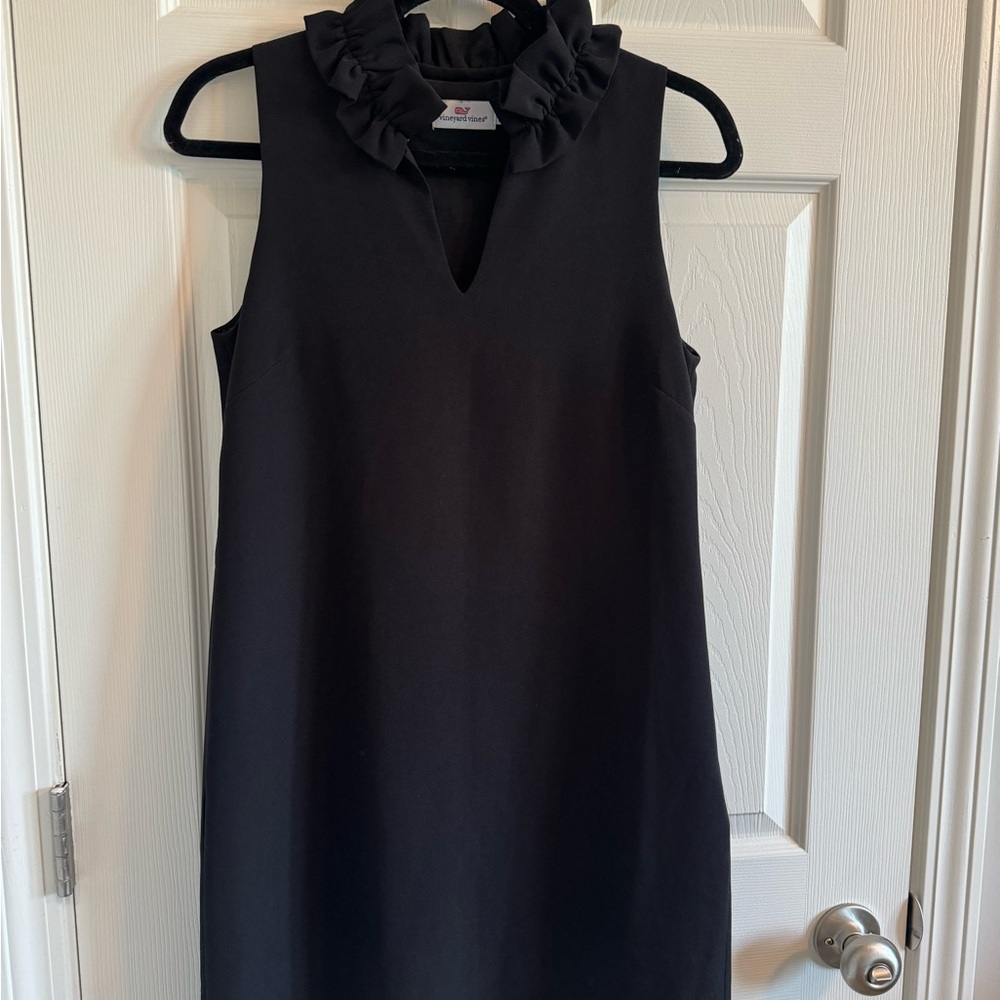 Vineyard Vines Gathered Neck Shift
Dress Black Size 2